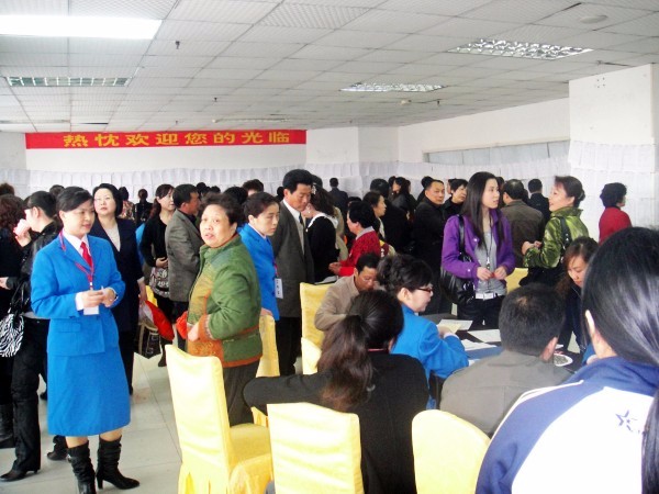 “全家總動(dòng)員”相親會(huì)火爆現(xiàn)場